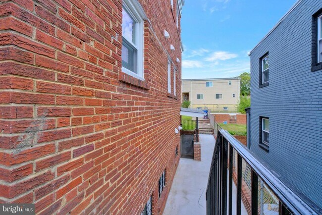 Building Photo - 5230 Blaine St NE