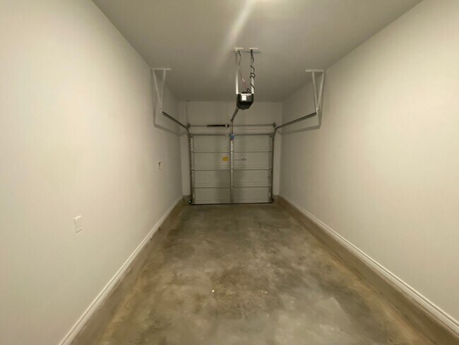 Building Photo - 648 Pacific Crest Trl