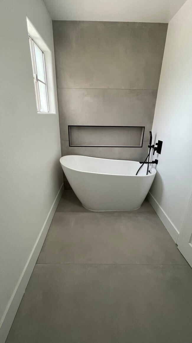 Main Bathroom Standalone Tub - 4347 Freedom Dr