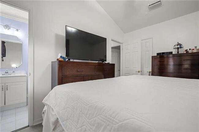 Building Photo - 2511 Club House Rd