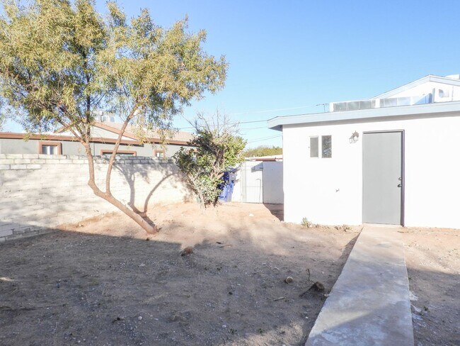 Building Photo - Close to Downtown 3 Bed 2 Bath with Fenced Backyard