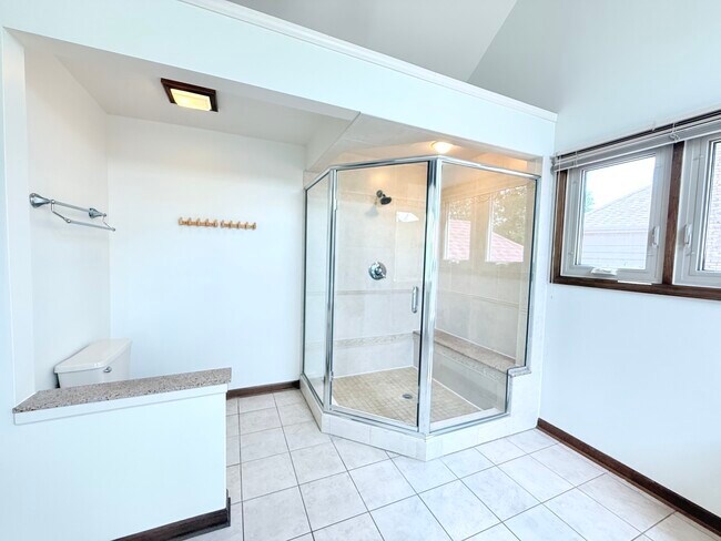 Building Photo - 2318 River Woods Dr