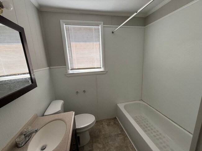 Building Photo - Pet-Friendly 2-Bedroom Home with Fenced Yard and Parking in Nashville, TN