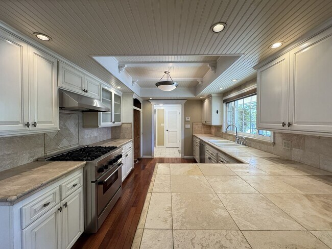 Building Photo - 1232 Longview Dr