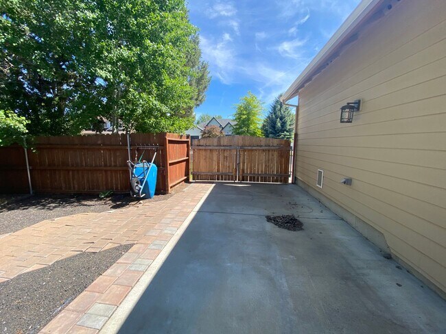 Building Photo - 3 Bedroom home in quiet neighborhood