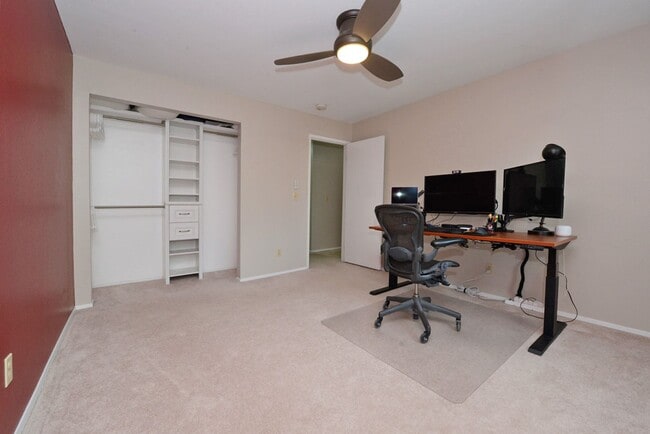 Building Photo - Convenient East Side Condo
