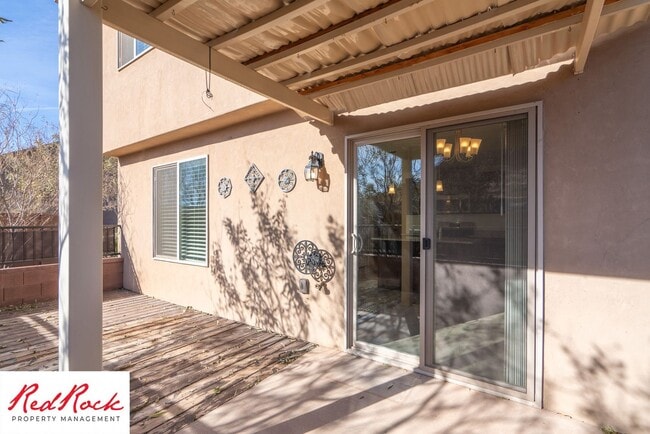 Building Photo - 4 Bed/2.5 Bath Townhome in Desert Bluff!