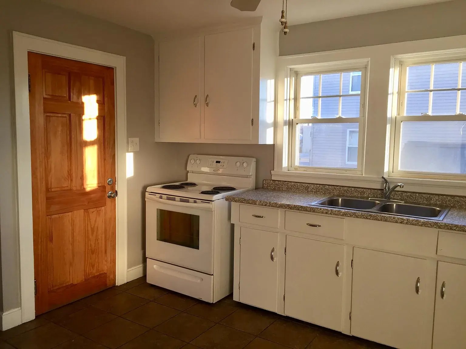 Building Photo - 144 S Maple St