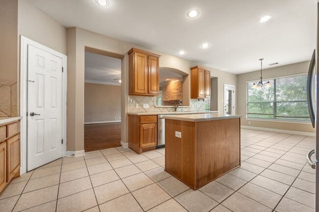 Building Photo - Spacious 2 Story 5 Bedroom , 4 full bathrooms located in Stone Oak!
