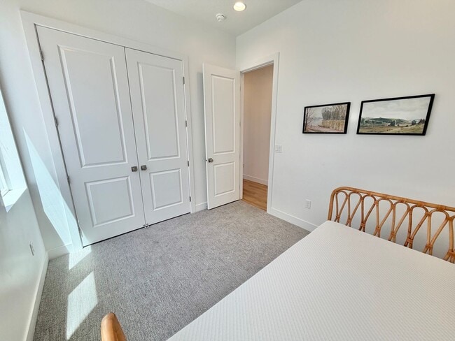 Building Photo - 2932 E Snowberry Dr