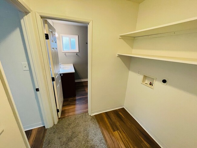 Building Photo - 3 bed 2 bath with private fenced yard