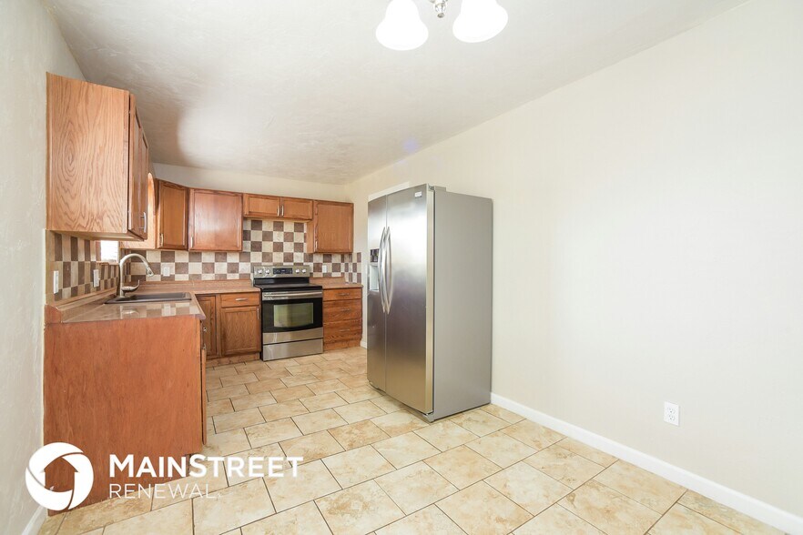 Building Photo - 700 SW 12th St