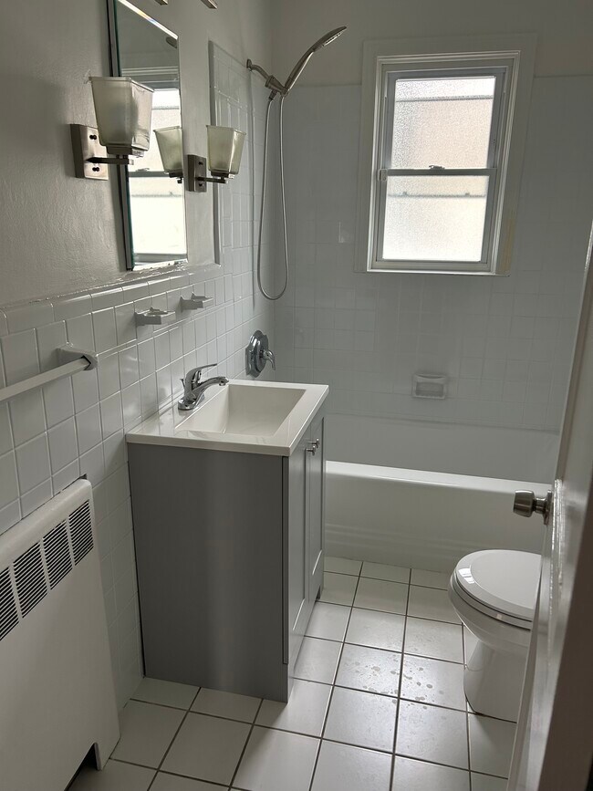 Full bathroom - 6316 Main St