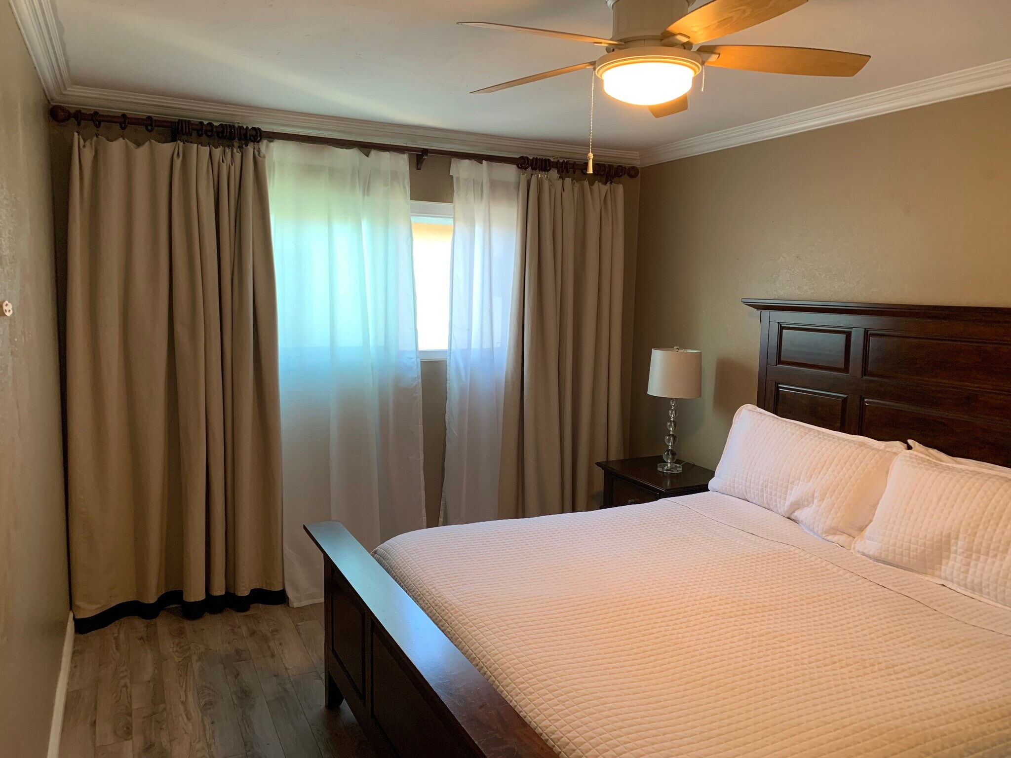 Primary bedroom with king bed - 4062 Georgia St