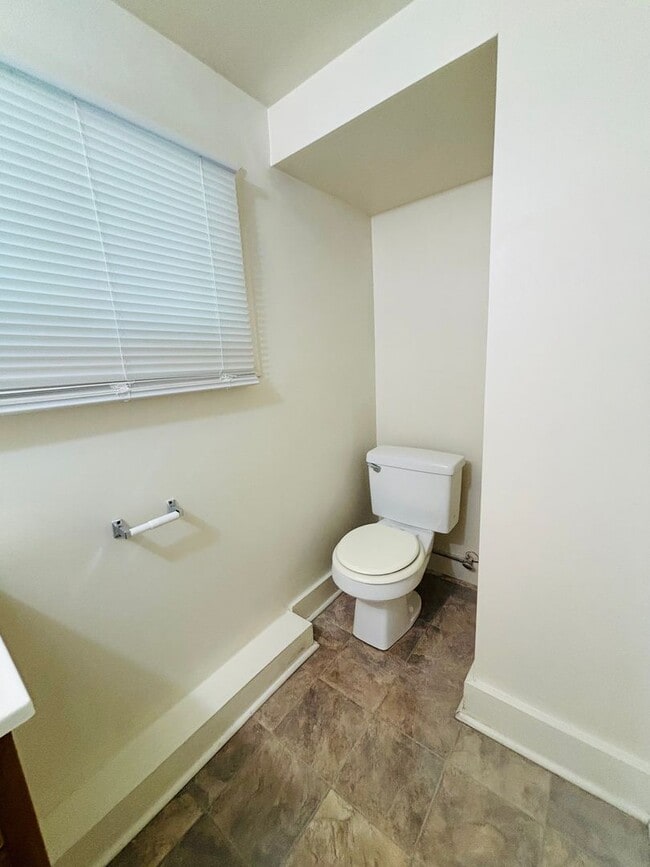 Building Photo - 3 Bedroom 1 Bath Duplex