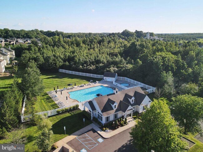 Building Photo - 11 Wedgewood Ct