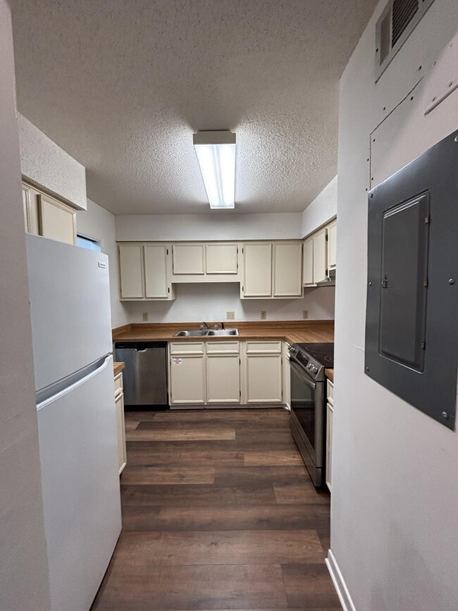 Building Photo - 25 Cape Dr NW