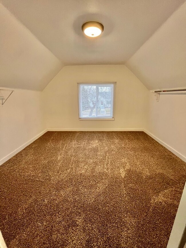 Building Photo - Affordable 3 Bed/1.5 Bath Near Downtown!