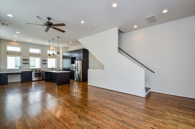 Building Photo - 1310 Delano St