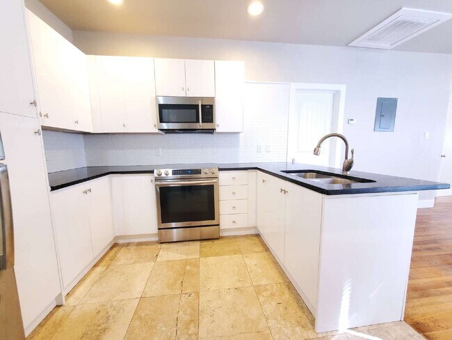 Building Photo - Modern 2-Bed / 2-Bath in Dignowity Hill with Off-Street Parking