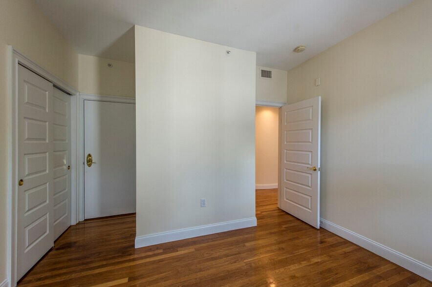Building Photo - 53 Ashford St