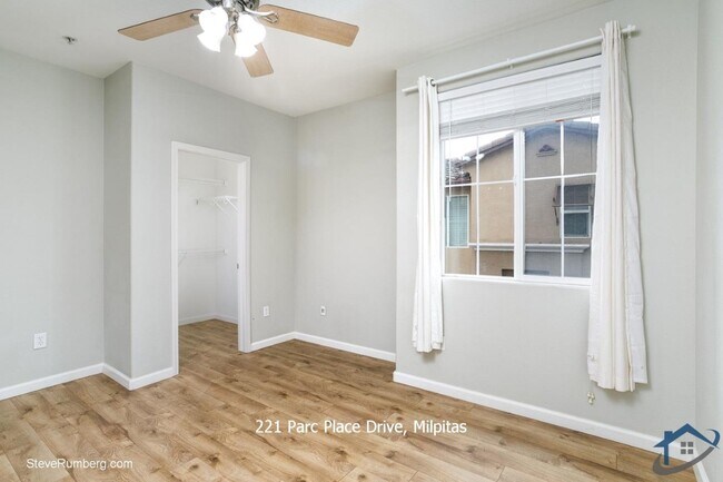 Building Photo - 221 Parc Pl Dr