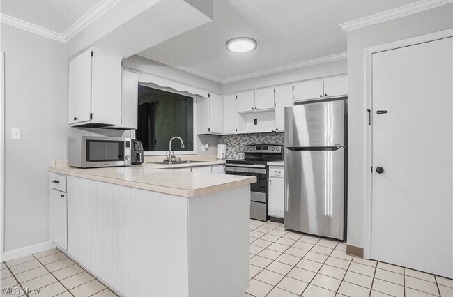 Building Photo - 321 Meadowbrook Ave