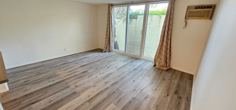 Building Photo - 206 N Beverly Park