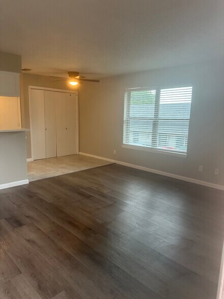 Building Photo - 228 Greenhill Dr