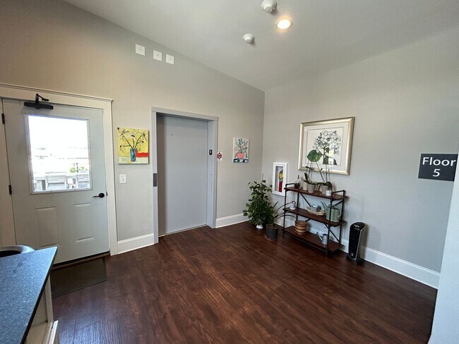 Building Photo - Beautifully Furnished 1/1 Apartment in Downtown Broad St.- $2,350