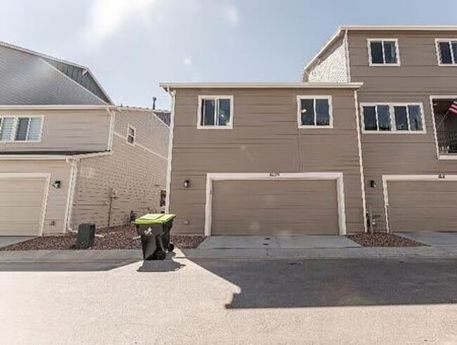 Building Photo - $2600 - 3BR/2.5BA Charming fully furnished...