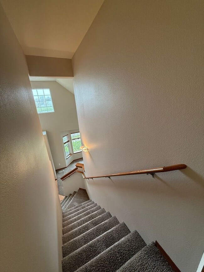 Building Photo - Beautiful 4 Bedroom in the Hidden Lake Community!