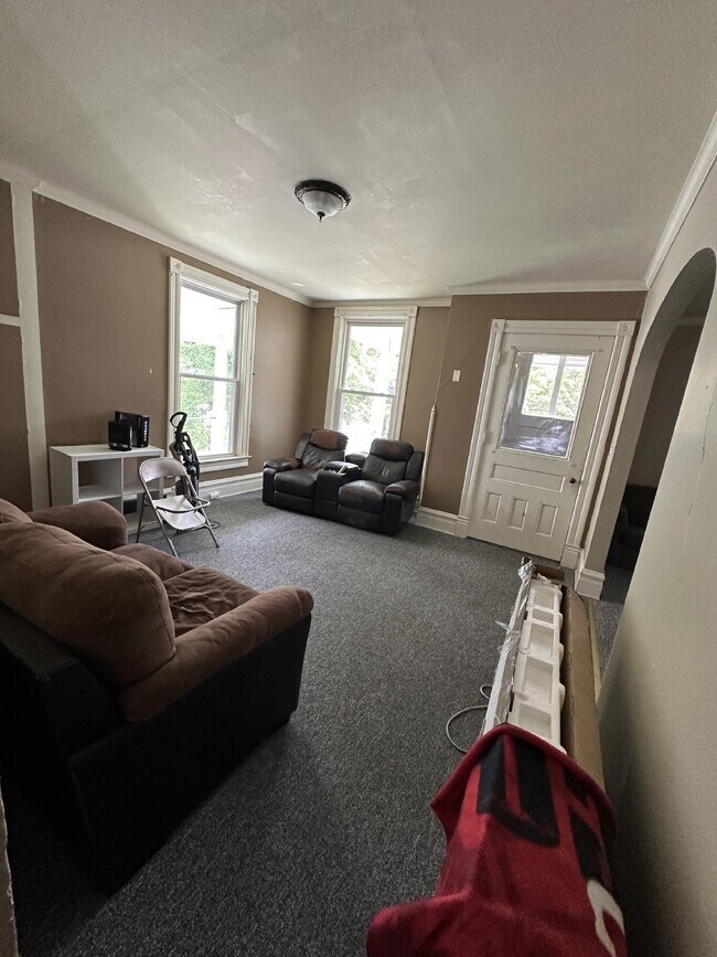 Building Photo - Great 6 bed 3 bath not far from UWEC! Available June 1st