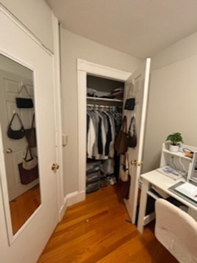 Building Photo - Don't Miss out on this giant 3 bed in the North End