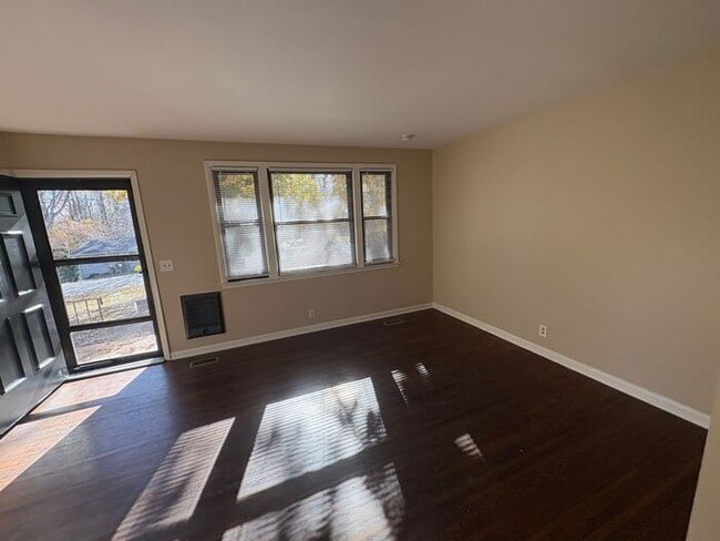 Building Photo - Donelson 3 Bedroom, 1 Bath House