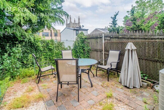 Building Photo - 3640 Calumet St