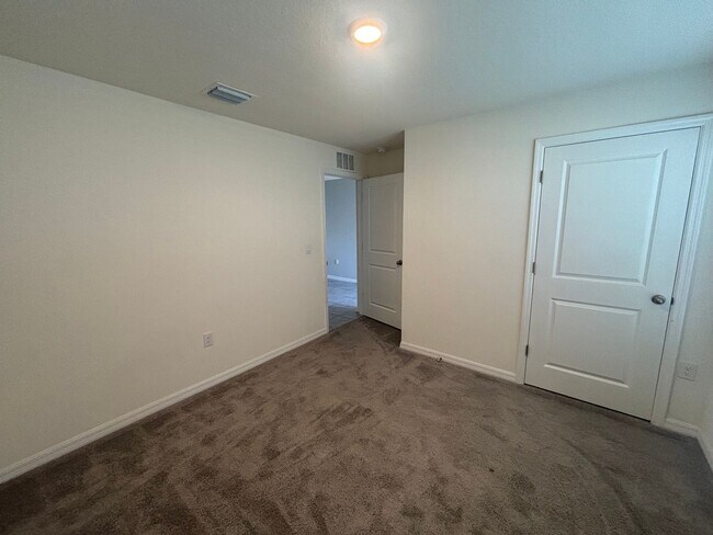 Building Photo - Spacious 4/2 In Gate Community W/ Amenities
