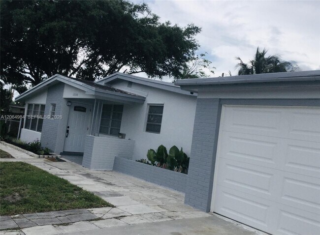 Building Photo - 18280 S Glades Dr