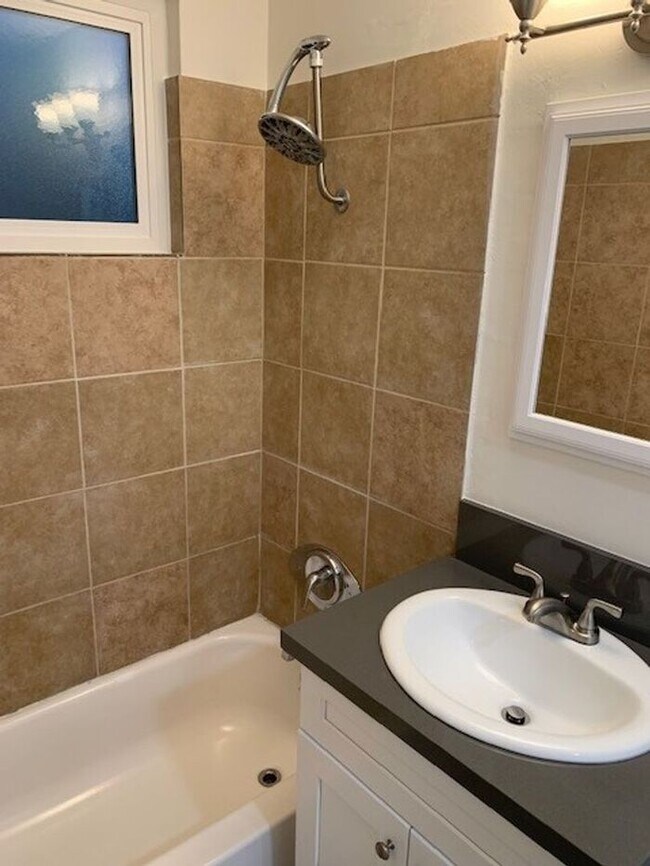 Building Photo - FANTASTIC 4BD 2BA HOUSE FOR LEASE ON CUL D...