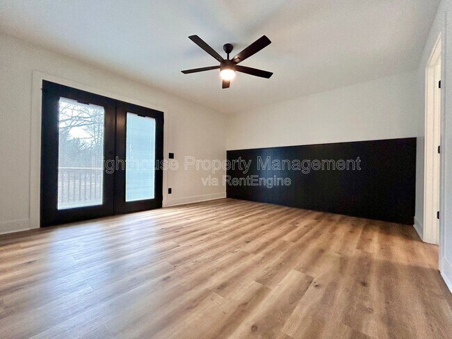 Building Photo - 1505 N Green Creek Rd