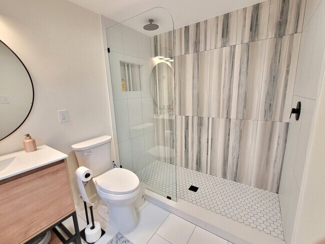 Building Photo - 2017 Woodford Rd