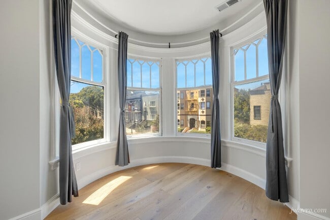 Building Photo - 439 Oak St