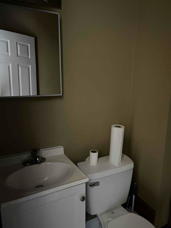 Building Photo - 913 S Main St