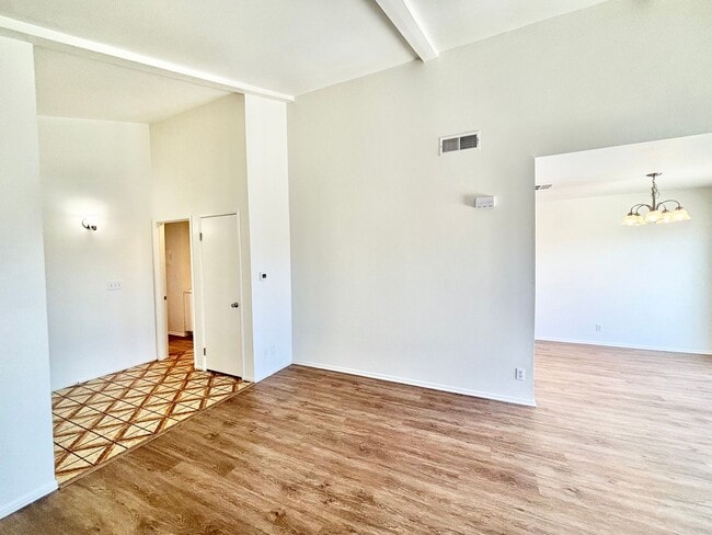 Building Photo - Oxnard | Welcome to the Pearl of Oxnard Du...