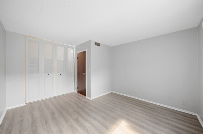 Building Photo - 3850 S Parkway Dr