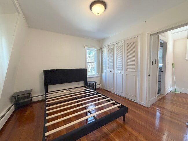 Building Photo - 10 W Elm Ave