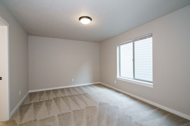 Building Photo - MASTER ON THE MAIN - 3 bedroom 2.5 bath - ...