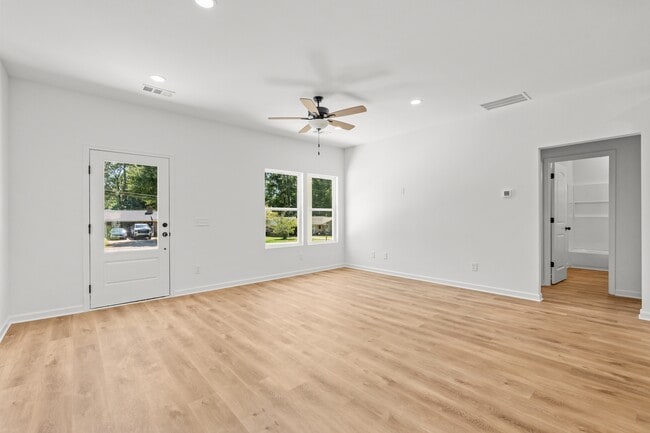 Building Photo - 400 Henson Cir