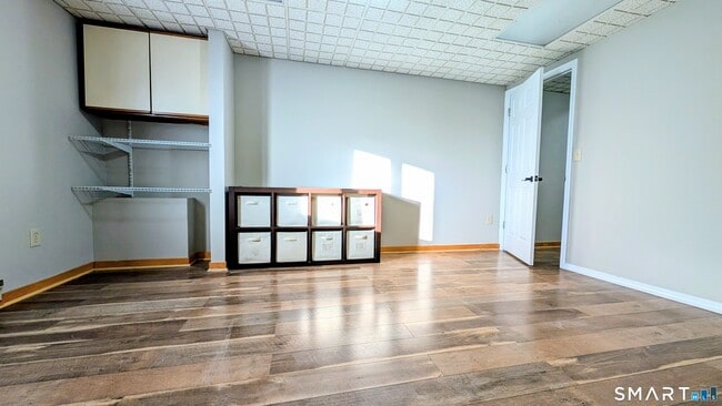 Building Photo - 10 Ledgewood Dr