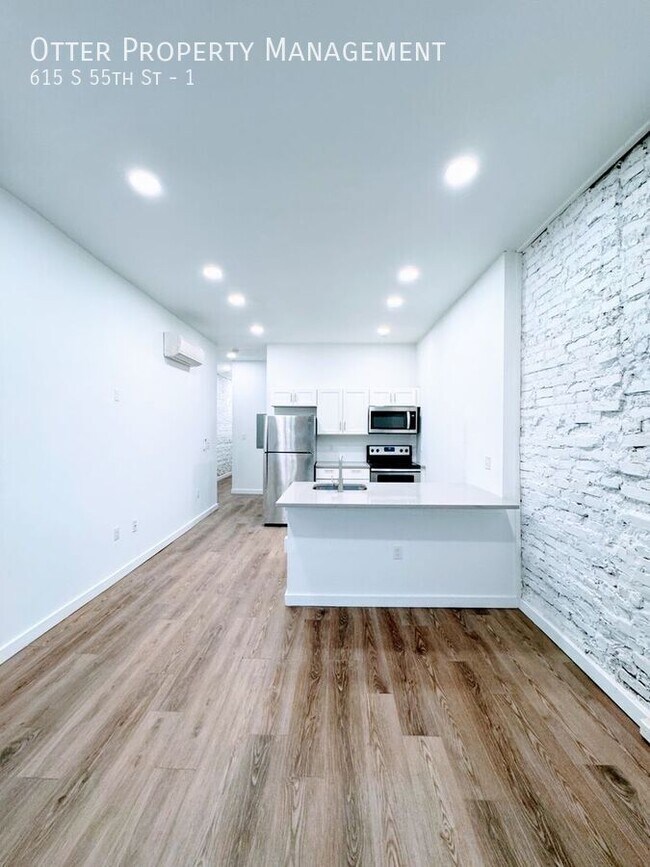 Building Photo - 615 S 55th St